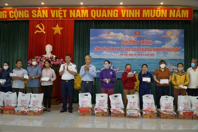 Hải đoàn 32, Bộ Tư lệnh Vùng Cảnh sát biển 3 đồng hành với ngư dân -0