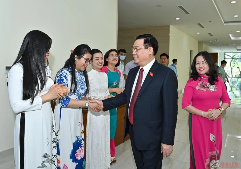 Chủ tịch Quốc hội Vương Đình Huệ thăm, chúc mừng Báo Đại biểu Nhân dân -0