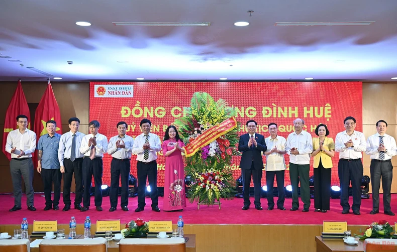 Chủ tịch Quốc hội Vương Đình Huệ thăm, chúc mừng Báo Đại biểu Nhân dân -0