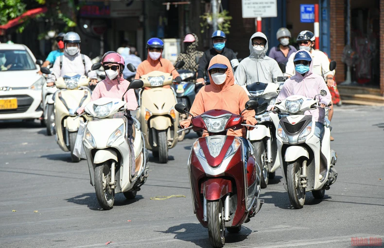 Người dân Hà Nội chống chọi với nắng nóng gay gắt -0