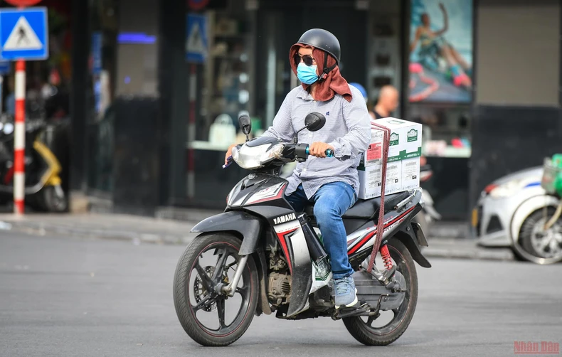 Người dân Hà Nội chống chọi với nắng nóng gay gắt -0