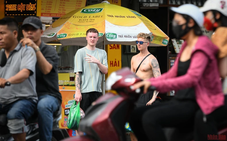 Người dân Hà Nội chống chọi với nắng nóng gay gắt -0