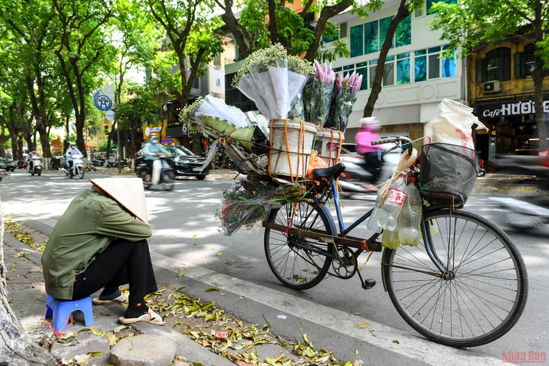 Người dân Hà Nội chống chọi với nắng nóng gay gắt -0