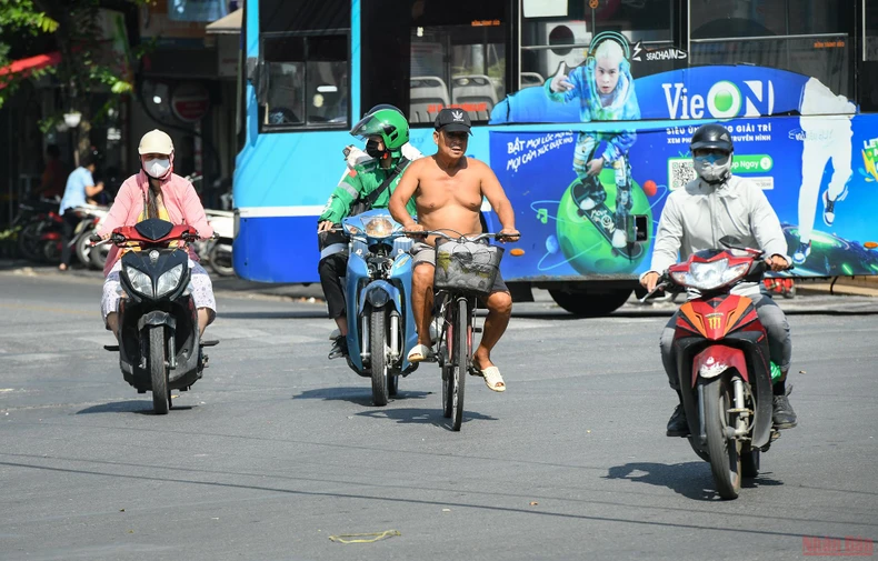 Người dân Hà Nội chống chọi với nắng nóng gay gắt -0