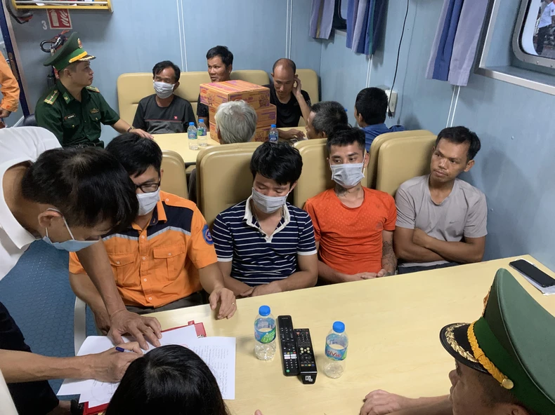 Hỗ trợ cứu nạn thuyền viên tàu bị chìm trên vùng biển Hải Phòng -0
