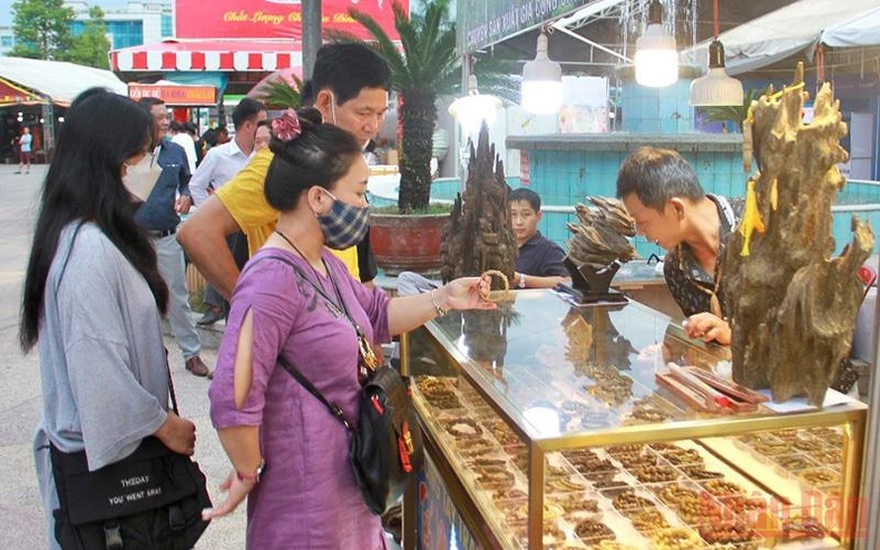 Hơn 200 doanh nghiệp tham dự Hội chợ thương mại Festival Huế 2022 -0