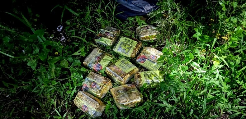 Nghệ An truy tìm nhóm đối tượng bỏ lại 10kg ma tuý ở khu vực biên giới -0