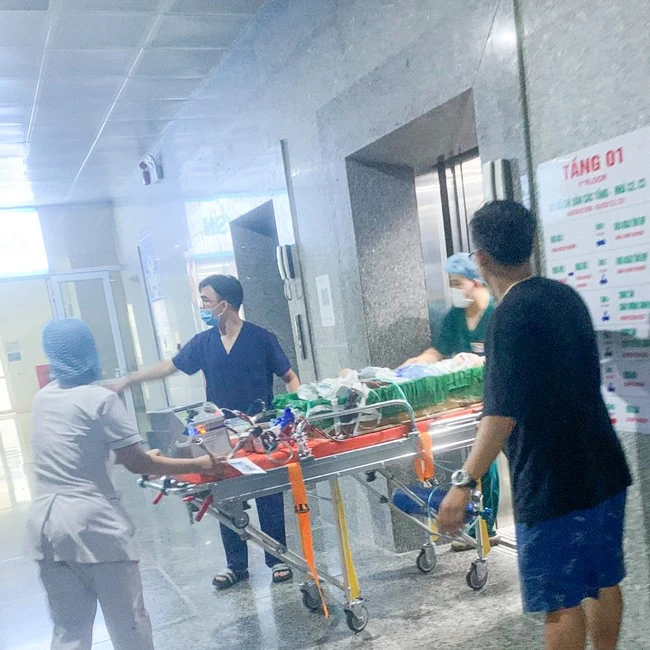 Vượt gần 700 km giành lại sự sống cho bé trai sốc phản vệ -0