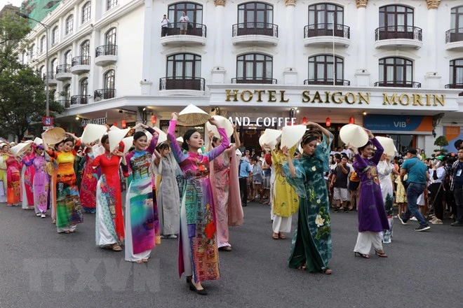 Festival Huế 2022: Rực rỡ sắc màu văn hóa trong lễ hội đường phố -0