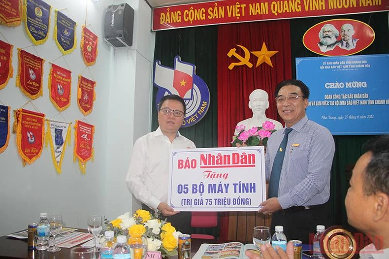 Đoàn công tác Báo Nhân Dân làm việc với Hội Nhà báo tỉnh Khánh Hòa -0