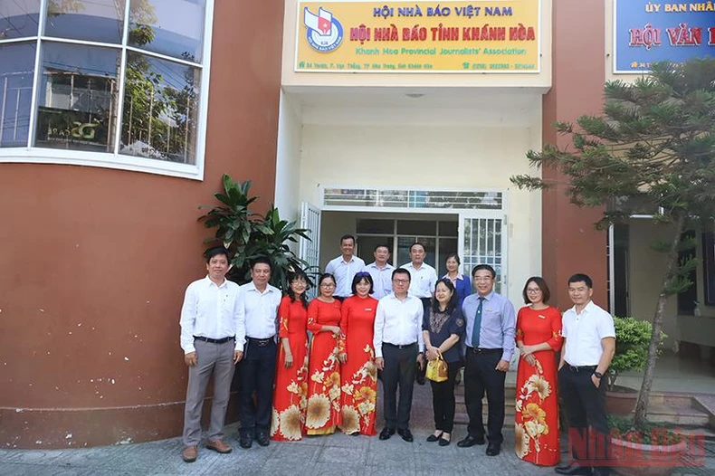Đoàn công tác Báo Nhân Dân làm việc với Hội Nhà báo tỉnh Khánh Hòa -0