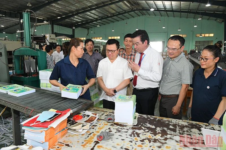 Đoàn công tác Báo Nhân Dân thăm, làm việc với Hội Nhà báo tỉnh Bình Định -0