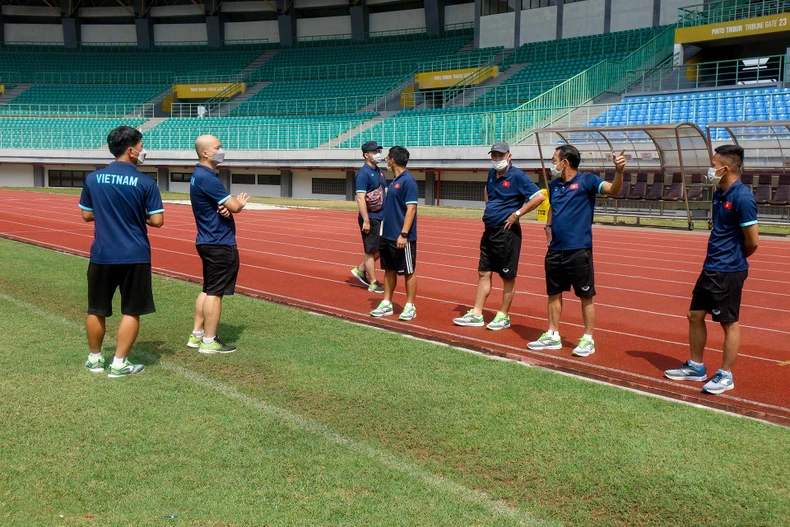 U19 Việt Nam tham quan sân thi đấu, nghe phổ biến về phòng chống tiêu cực trong bóng đá -0