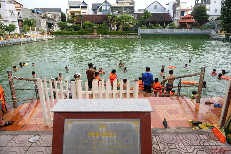 Ao làng nước màu xanh lục thủy ' biến' thành bể bơi cho trẻ em -0