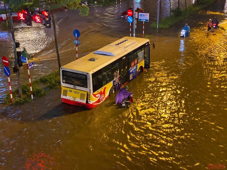 Nhiều tuyến phố Hà Nội ngập, ùn tắc do mưa lớn -1