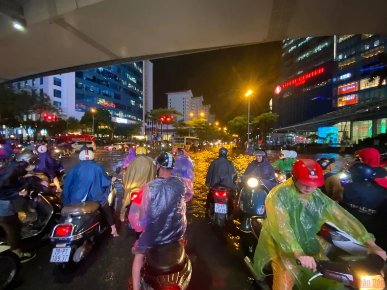 Nhiều tuyến phố Hà Nội ngập, ùn tắc do mưa lớn -2
