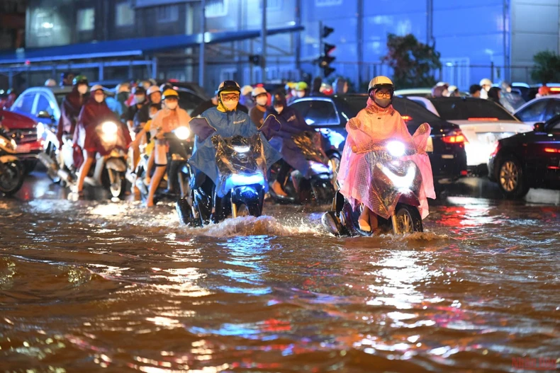 Hình ảnh nhiều tuyến phố ở Hà Nội ngập, ùn tắc do mưa lớn -0