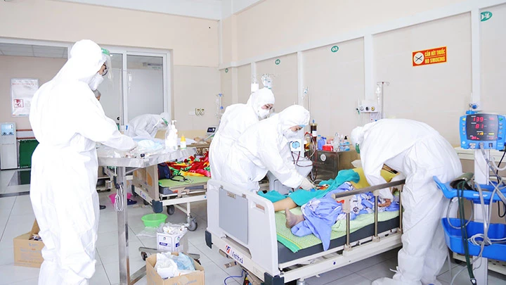 Để cán bộ ngành y tế gắn bó với nghề -0