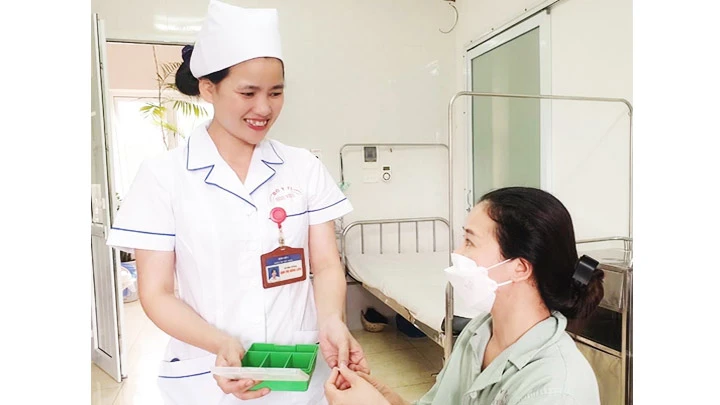 Để cán bộ ngành y tế gắn bó với nghề -0