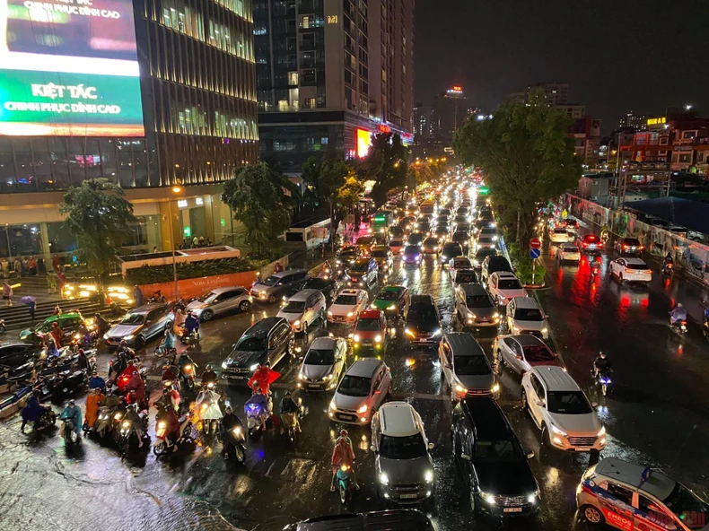 Nhiều tuyến phố Hà Nội ngập, ùn tắc do mưa lớn -5