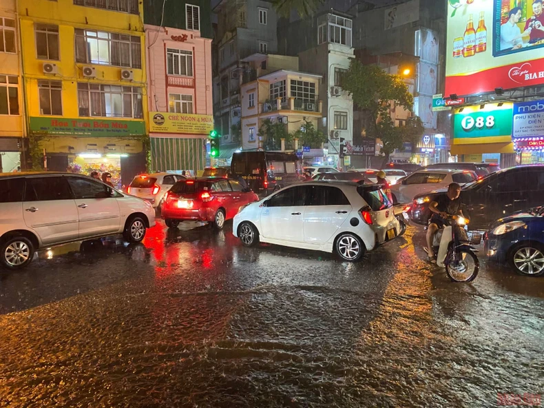 Nhiều tuyến phố Hà Nội ngập, ùn tắc do mưa lớn -6