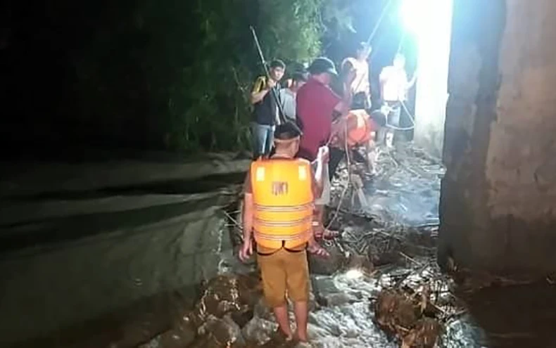 Dồn sức tìm kiếm người mất tích do lũ quét -0