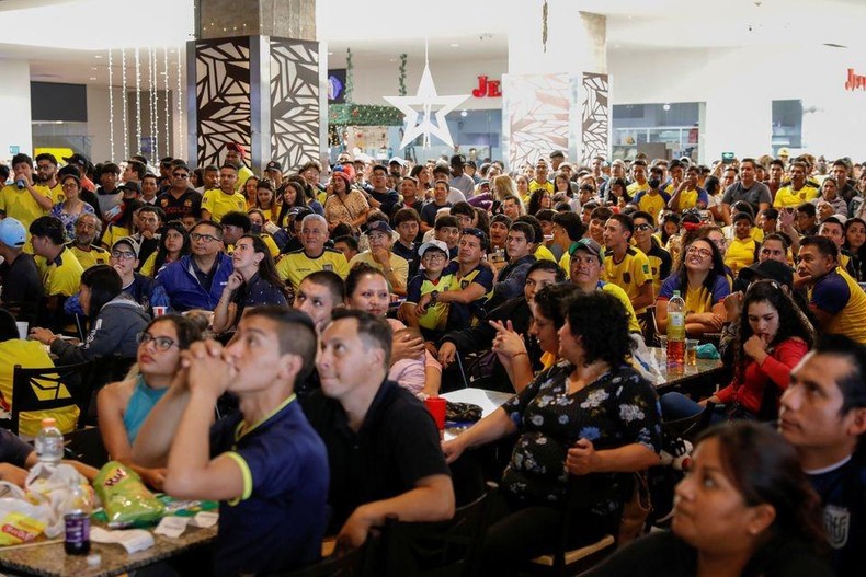 Người dân Ecuador ăn mừng chiến thắng lịch sử trước Qatar ảnh 1
