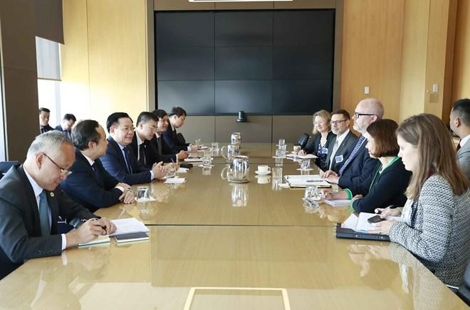 Chủ tịch Quốc hội Vương Đình Huệ gặp Thống đốc bang Victoria và tiếp đồng Bộ trưởng Thương mại và Sản xuất Australia ảnh 1