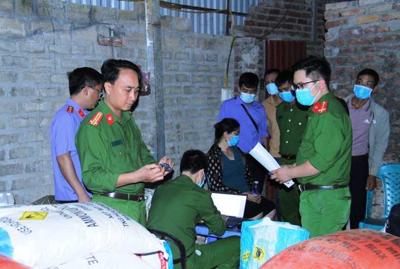 Bắt đối tượng tàng trữ hơn 1 tấn thuốc nổ, chất tiền thuốc nổ ở Lào Cai ảnh 1