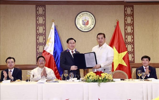 [Ảnh] Lễ đón Chủ tịch Quốc hội Vương Đình Huệ thăm chính thức Cộng hòa Philippines ảnh 4
