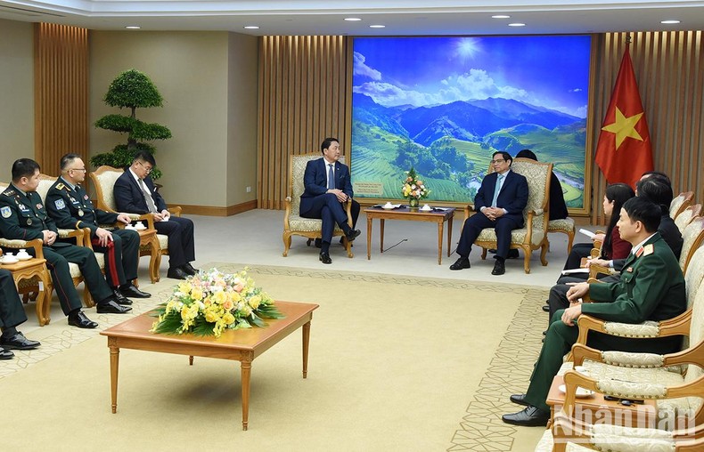 [Ảnh] Thủ tướng Phạm Minh Chính tiếp Bộ trưởng Quốc phòng Mông Cổ Saikhanbayar Gursed ảnh 4