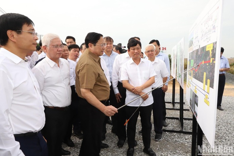 Thủ tướng Phạm Minh Chính khảo sát các công trình giao thông trọng điểm tại Bình Dương ảnh 1
