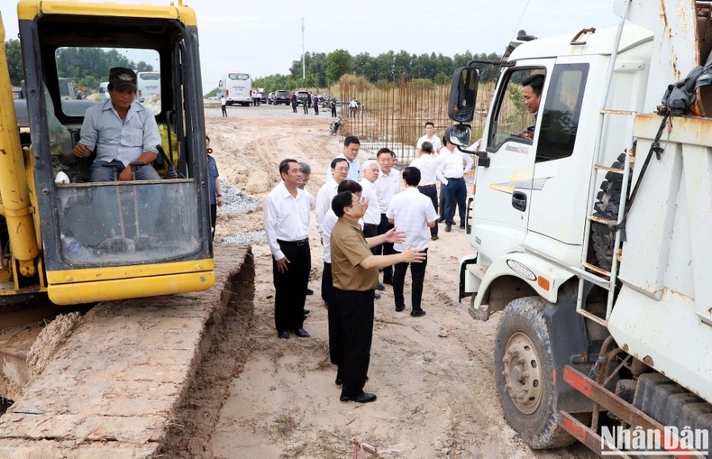 Thủ tướng Phạm Minh Chính khảo sát các công trình giao thông trọng điểm tại Bình Dương ảnh 2