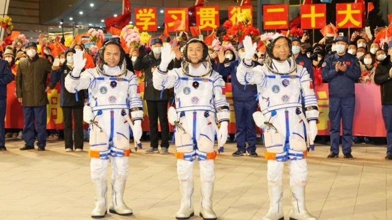 Trung Quốc phóng tàu Thần Châu 15 đưa 3 phi hành gia vào vũ trụ ảnh 2