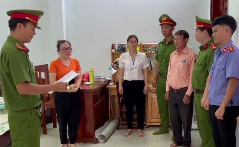Bắt 2 nguyên Chánh văn phòng HĐND-UBND huyện ở Bình Phước ảnh 1