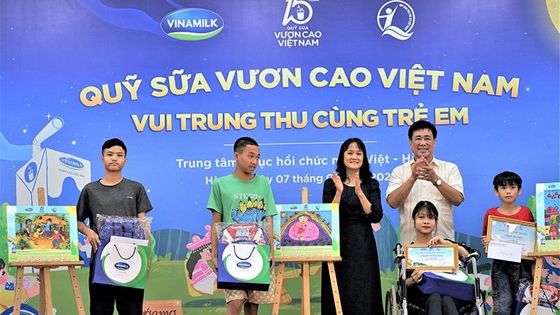 Thêm một mùa Trung thu ấm áp trong hành trình 15 năm của Quỹ sữa Vươn cao Việt Nam ảnh 4