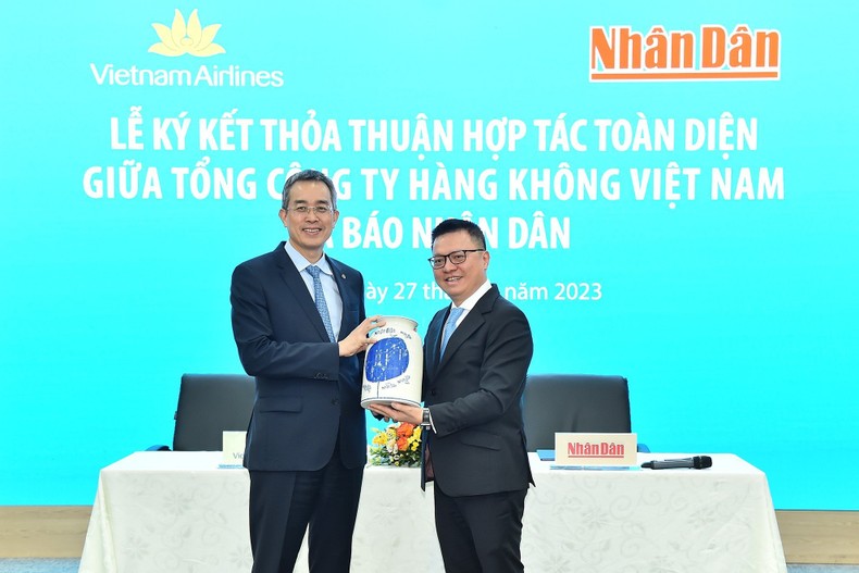 Báo Nhân Dân và Vietnam Airlines ký thỏa thuận hợp tác toàn diện ảnh 4