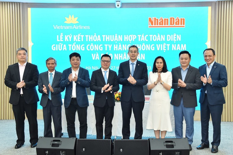 Báo Nhân Dân và Vietnam Airlines ký thỏa thuận hợp tác toàn diện ảnh 3