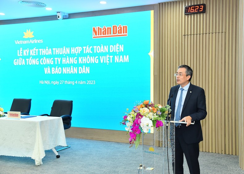 Báo Nhân Dân và Vietnam Airlines ký thỏa thuận hợp tác toàn diện ảnh 1