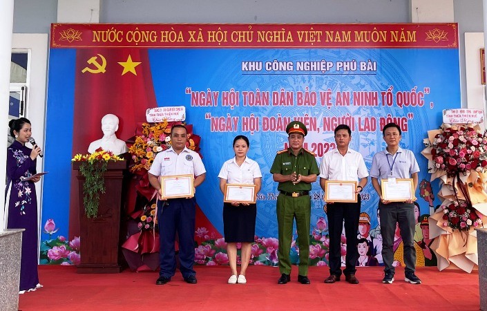 Thừa Thiên Huế khen thưởng các điển hình trong phong trào bảo vệ an ninh Tổ quốc ảnh 2