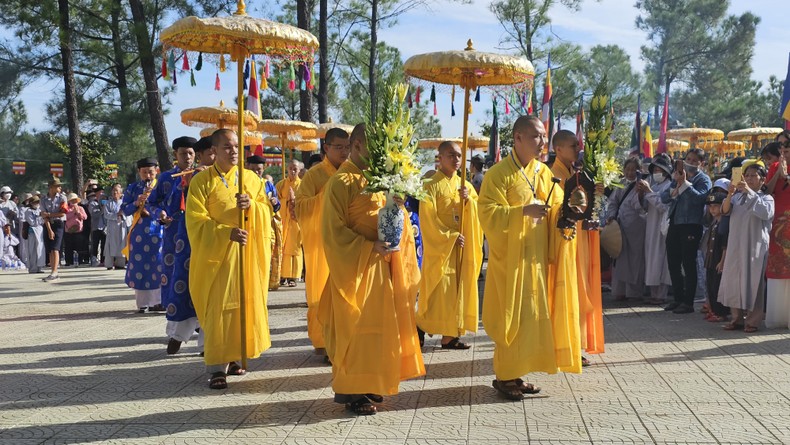 Hàng nghìn du khách, đồng bào Phật tử dự Lễ hội Quán Thế Âm tại Huế ảnh 1