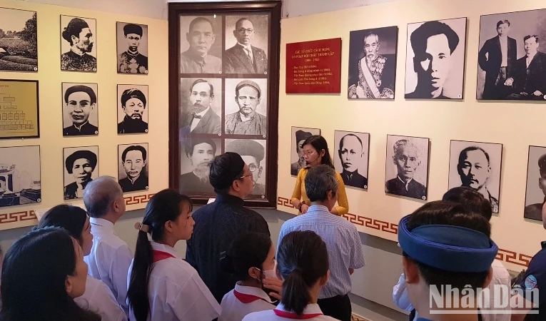 Triển lãm kỷ niệm 50 năm thiết lập quan hệ ngoại giao Việt Nam-Nhật Bản ảnh 2