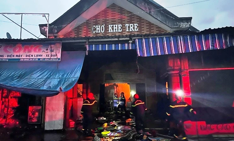 Thừa Thiên Huế: Cháy lớn tại chợ Khe Tre, huyện miền núi Nam Đông ảnh 1