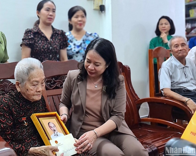 Phó Chủ tịch nước Võ Thị Ánh Xuân thăm, tặng quà tại Cà Mau ảnh 2