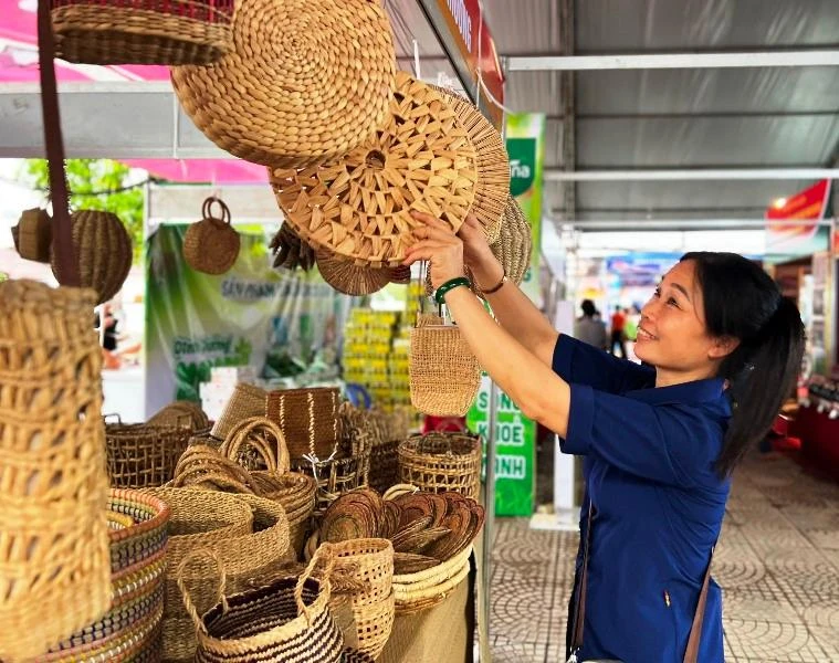 Tham gia Hội chợ triển lãm hàng Công nghiệp nông thôn tiêu biểu khu vực Miền trung - Tây nguyên năm 2023 tại ĐăkNông