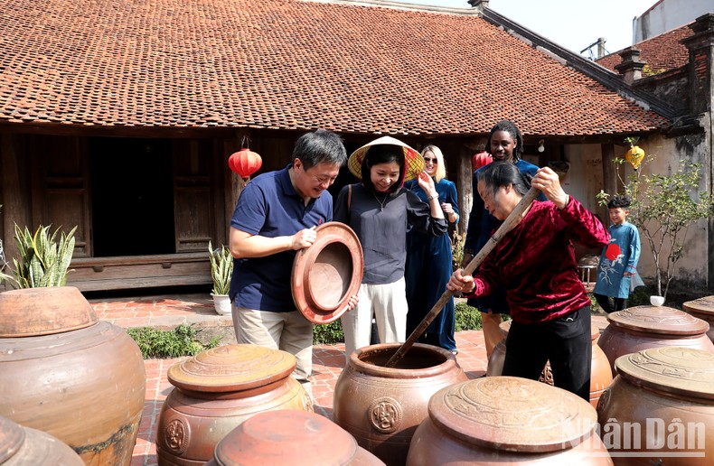 [Ảnh] Bạn bè quốc tế thưởng thức Tết Việt giữa làng cổ ảnh 15