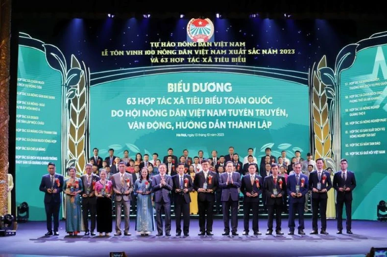 Tôn vinh 100 nông dân Việt Nam xuất sắc 2023 và biểu dương 63 hợp tác xã tiêu biểu toàn quốc ảnh 1