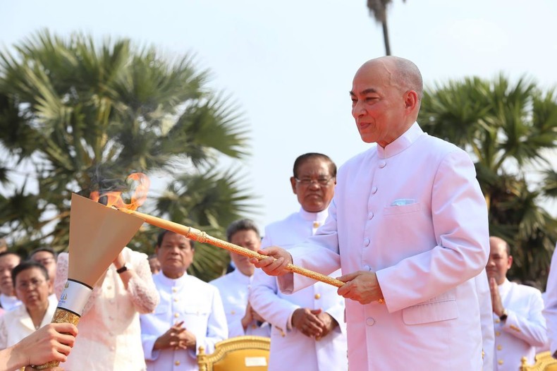 Campuchia thực hiện nghi lễ xin lửa và rước đuốc SEA Games 32 ảnh 1