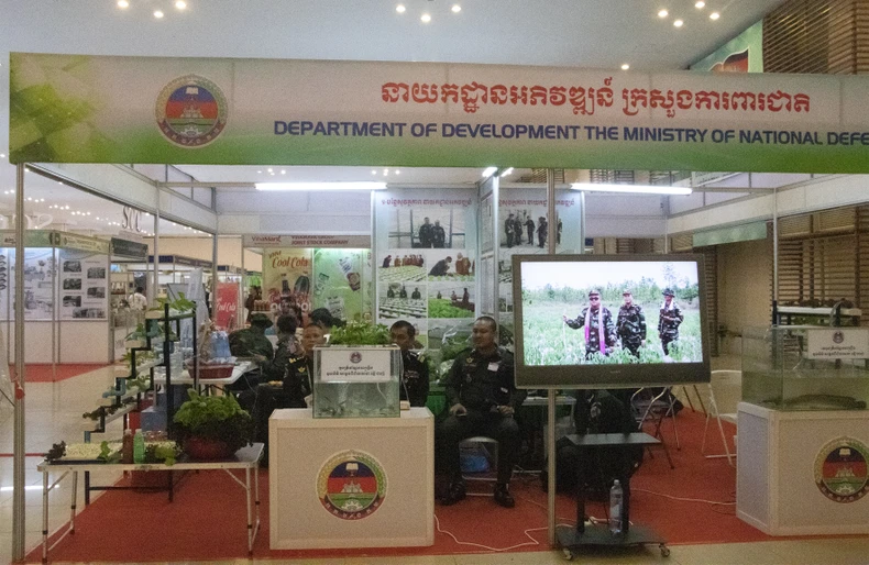 Khai mạc Hội chợ triển lãm sản phẩm kinh tế-quốc phòng Việt Nam-Campuchia 2023 ảnh 3