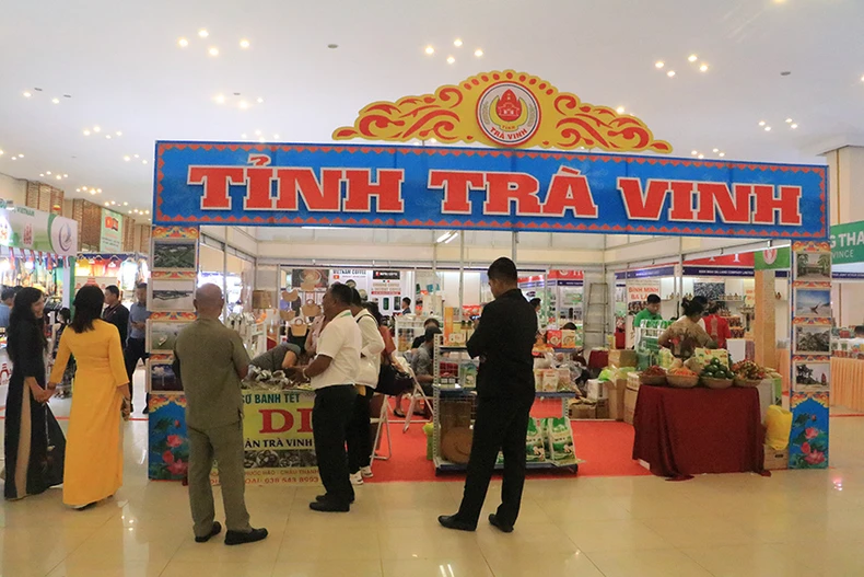 Khai mạc Hội chợ triển lãm sản phẩm kinh tế-quốc phòng Việt Nam-Campuchia 2023 ảnh 6